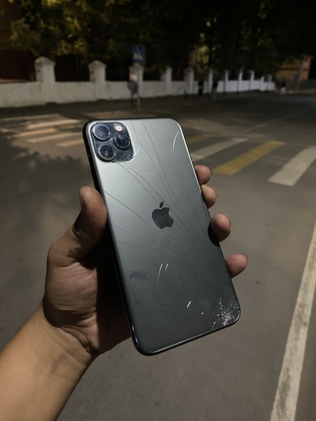IPhone 11 Pro Max, 256 ГБ Задняя крышка сломанная Основные: фото 2