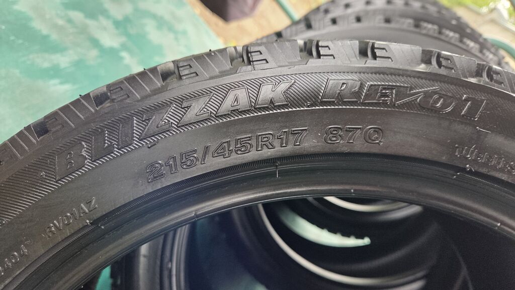 Комплект зимних шин Bridgestone Blizzak Revo1 - Размер: 215/45 R17 -: фото 4