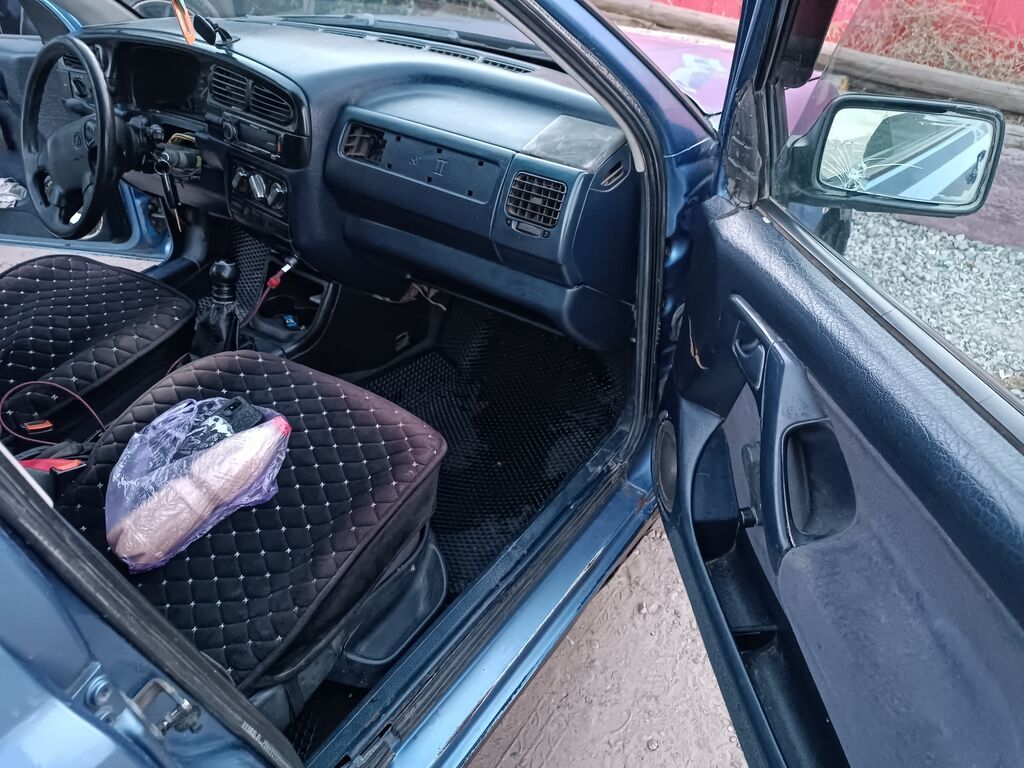 Volkswagen Vento: 1994 г., 1.8 л, Механика, Бензин, Седан: фото 2
