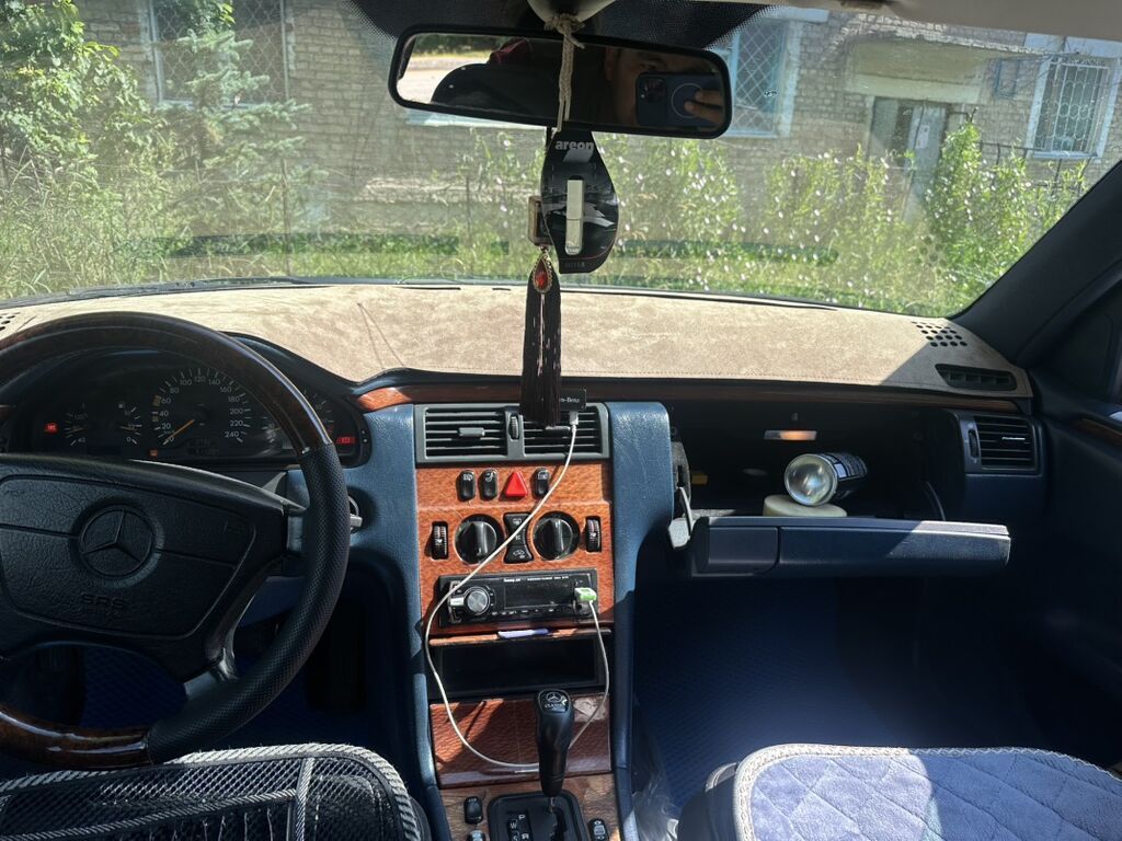 Mercedes-Benz E-Class: 1998 г., 2.2 л, Автомат, Газ, Седан — фото 5