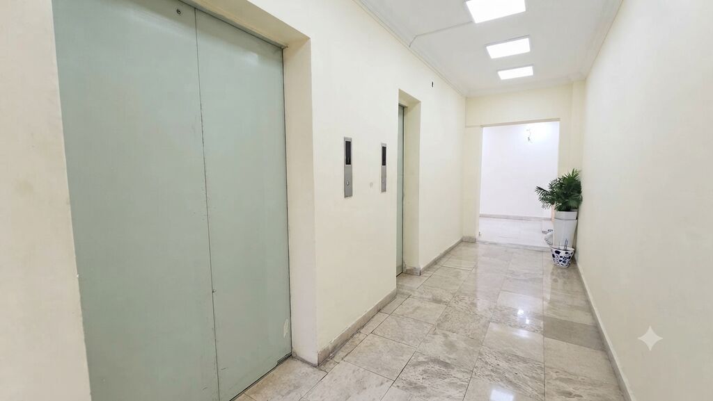 Şəhərin ən prestijli küçələrindən olan Cəfər Xəndan yerləşir ( Modera