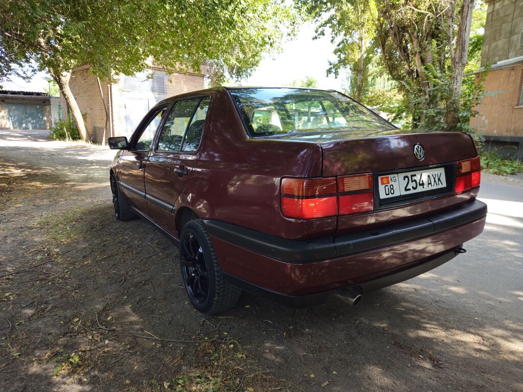 Volkswagen Vento: 1992 г., 1.8 л, Механика, Бензин, Седан: фото 2