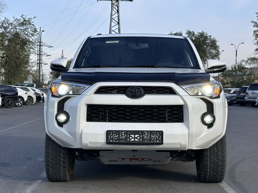 Toyota 4Runner: 2019 г., 4 л, Автомат, Бензин, Внедорожник: фото 2