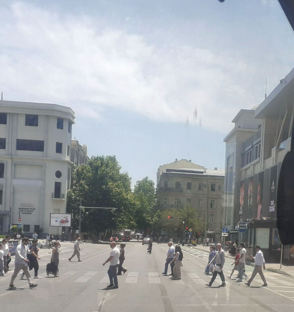 В центре города рядом с Центр банком За 28 Молл, Консерваторией