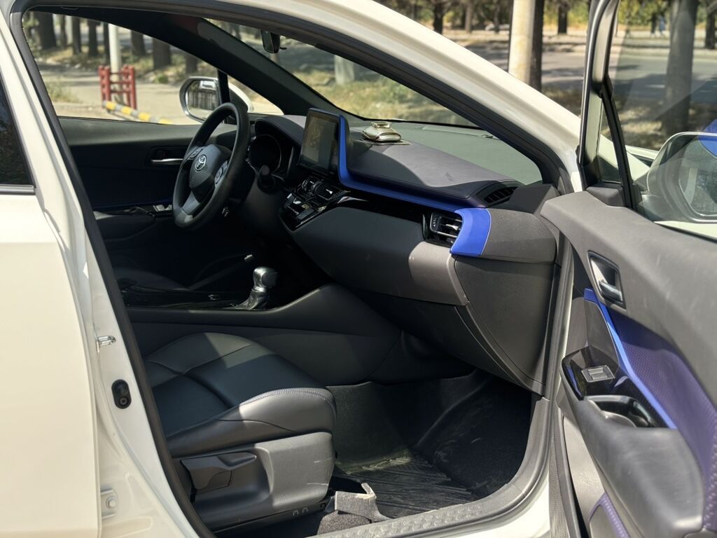 Toyota C-HR: 2020 г., 2 л, Бензин, Кроссовер: фото 6