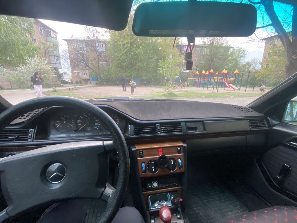 Mercedes-Benz W124: 1990 г., 2.3 л, Механика, Бензин, Седан: фото 3