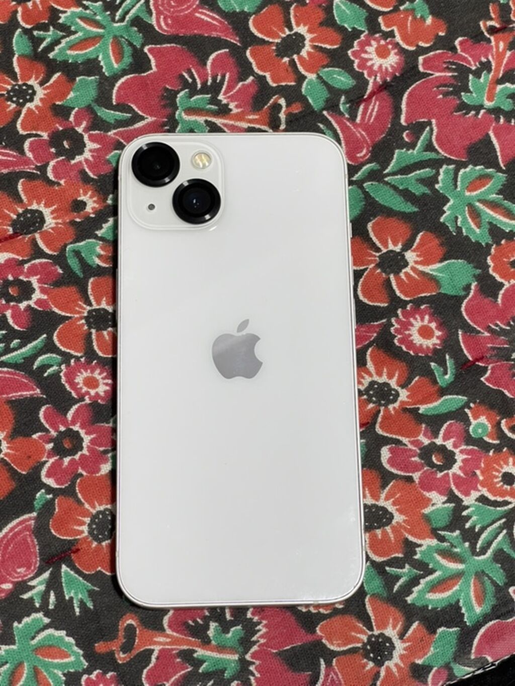 IPhone 13, белый цвет, две камеры. На экране видно: - Версия iOS: 16.5: фото 8