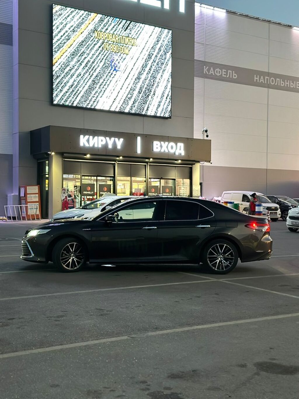 Toyota Camry: 2022 г., 2.5 л, Вариатор, Гибрид, Седан: фото 3