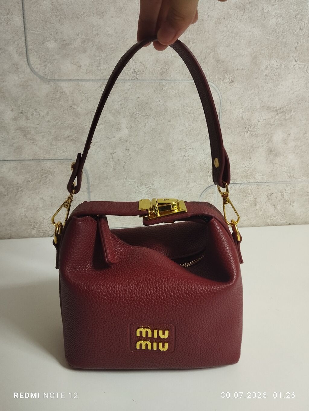 Сумка miu miu, вишнёвого цвета с золотыми элементами, с двумя шнурами: фото 4