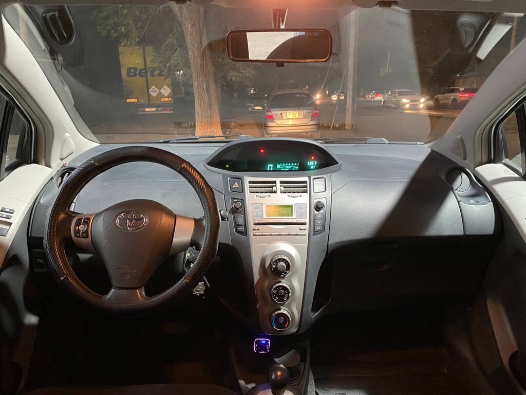 Toyota Yaris: 2006 г., 1.3 л, Робот, Бензин, Хэтчбэк: фото 8