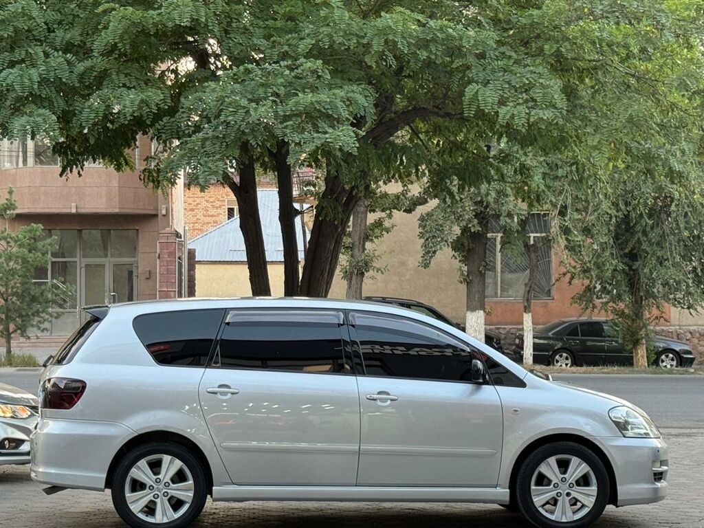 Toyota Ipsum: 2004 г., 2.4 л, Автомат, Газ, Минивэн: фото 3