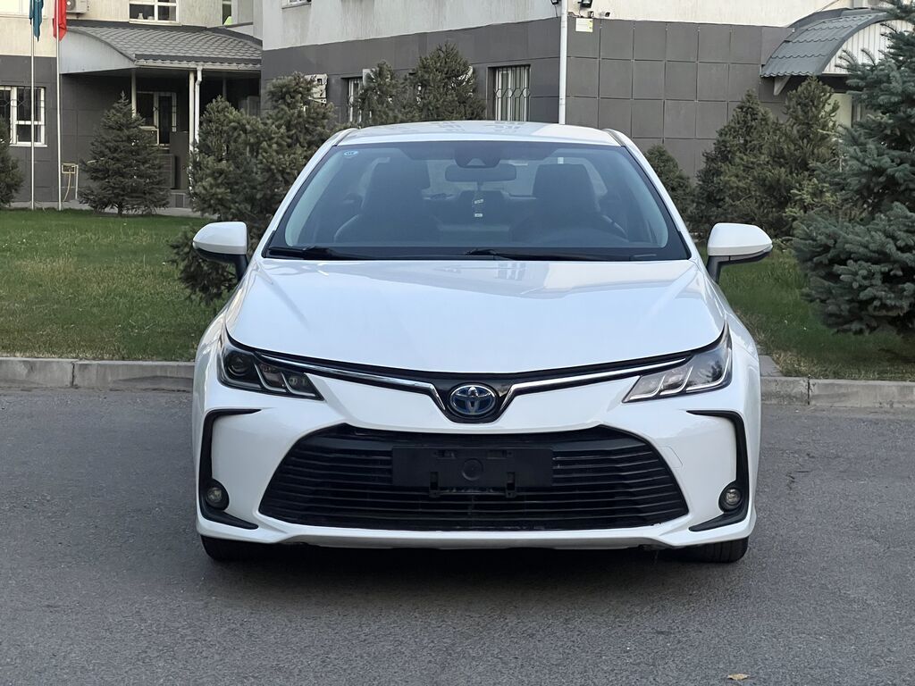 Toyota Corolla: 2022 г., 1.8 л, Вариатор, Гибрид, Седан: фото 1