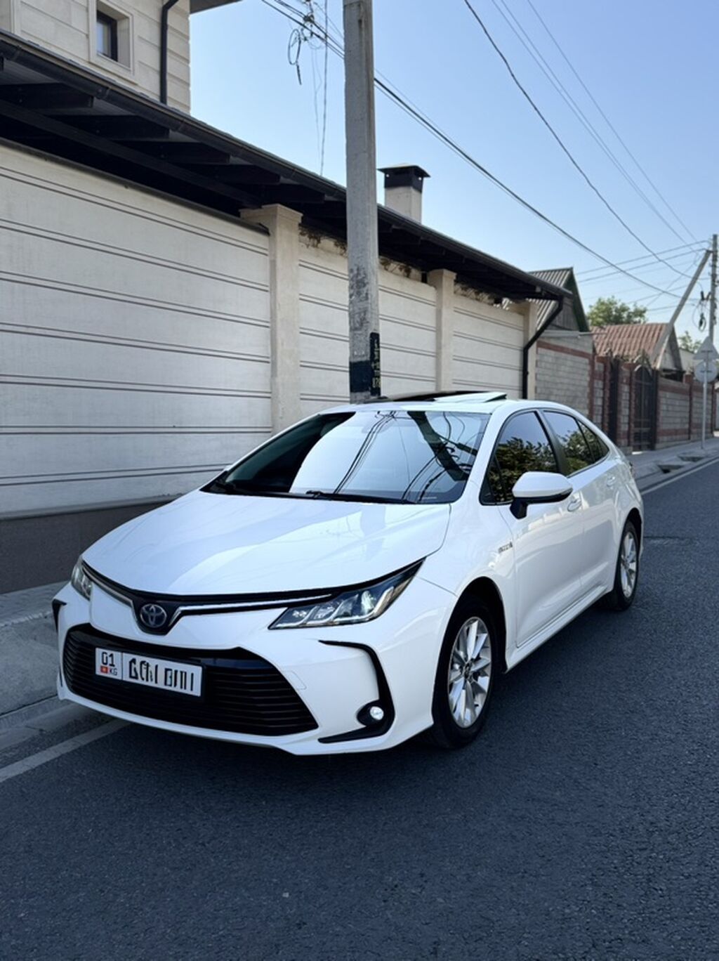 Toyota Corolla: 2022 г., 1.8 л, Гибрид, Седан: фото 1