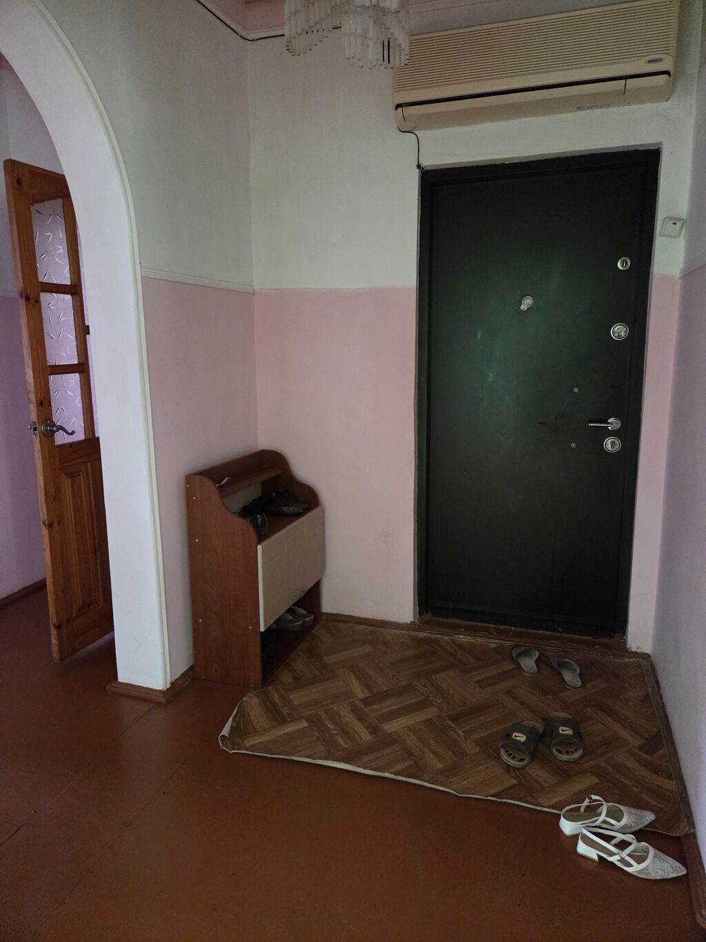 Yalnız xanimlar. Sumqayıt şəhəri.6 cı mik.ev 27. Balkon məscidə