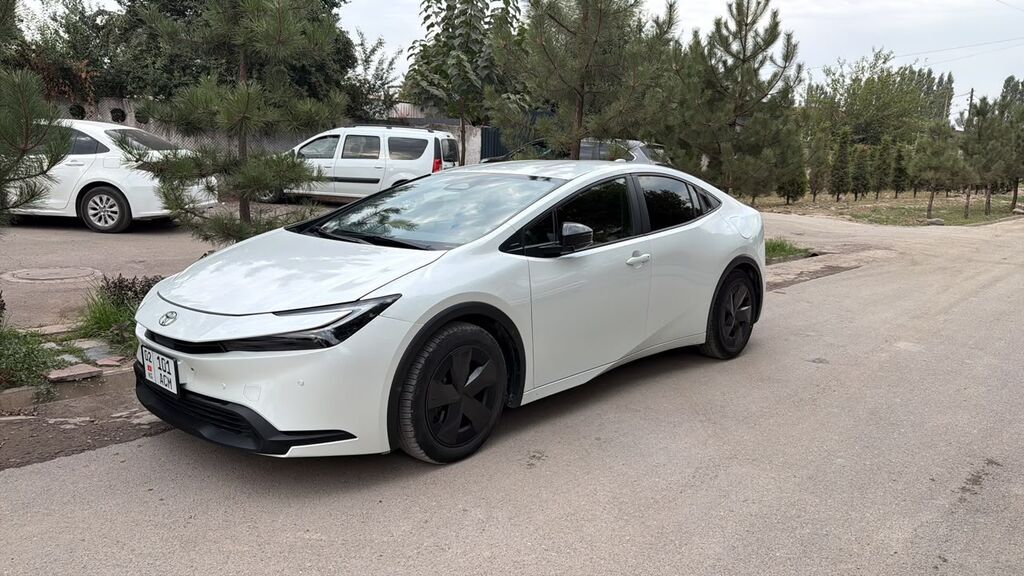 Toyota Prius: 2024 г., 2 л, Вариатор, Гибрид, Лифтбек: фото 3