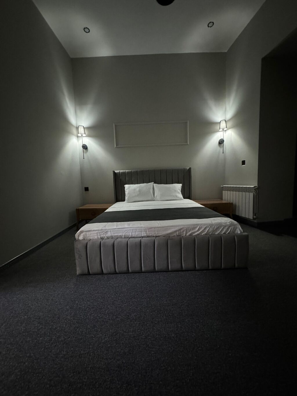 Otel rahat və müasir dizaynlı otaqlardan ibarətdir. Təmizliyə və