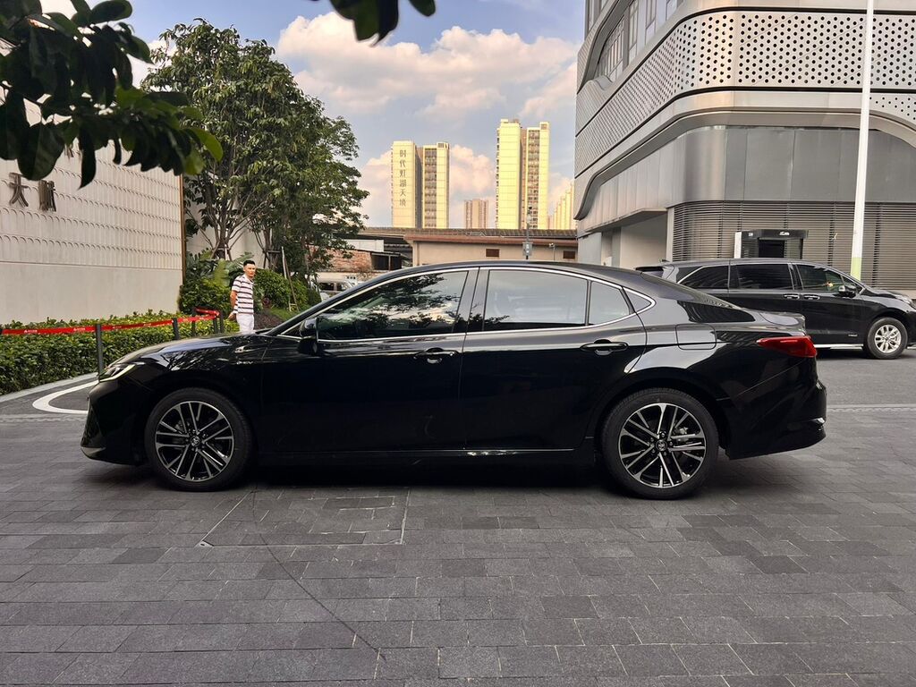 Toyota Camry: 2024 г., 2 л, Вариатор, Гибрид, Седан: фото 2