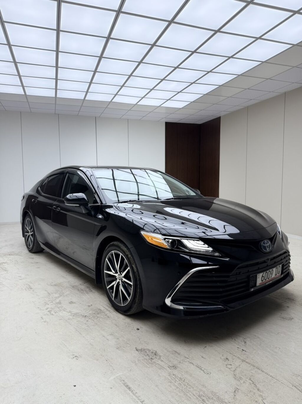 Toyota Camry: 2021 г., 2.5 л, Автомат, Гибрид, Седан: фото 5