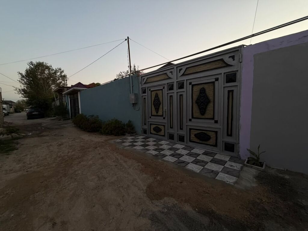Yeni ramanada əsas yola 5 dəyqəlik məsafədə yerləşir.Şəxsi