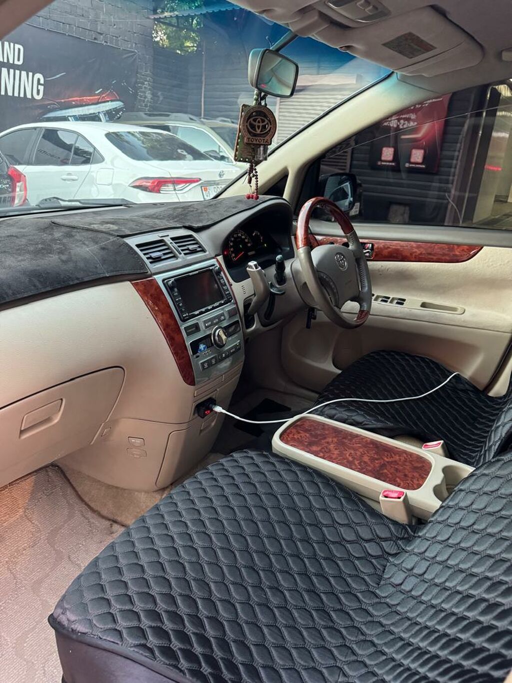 Toyota Ipsum: 2004 г., 2.4 л, Автомат, Газ, Минивэн: фото 7