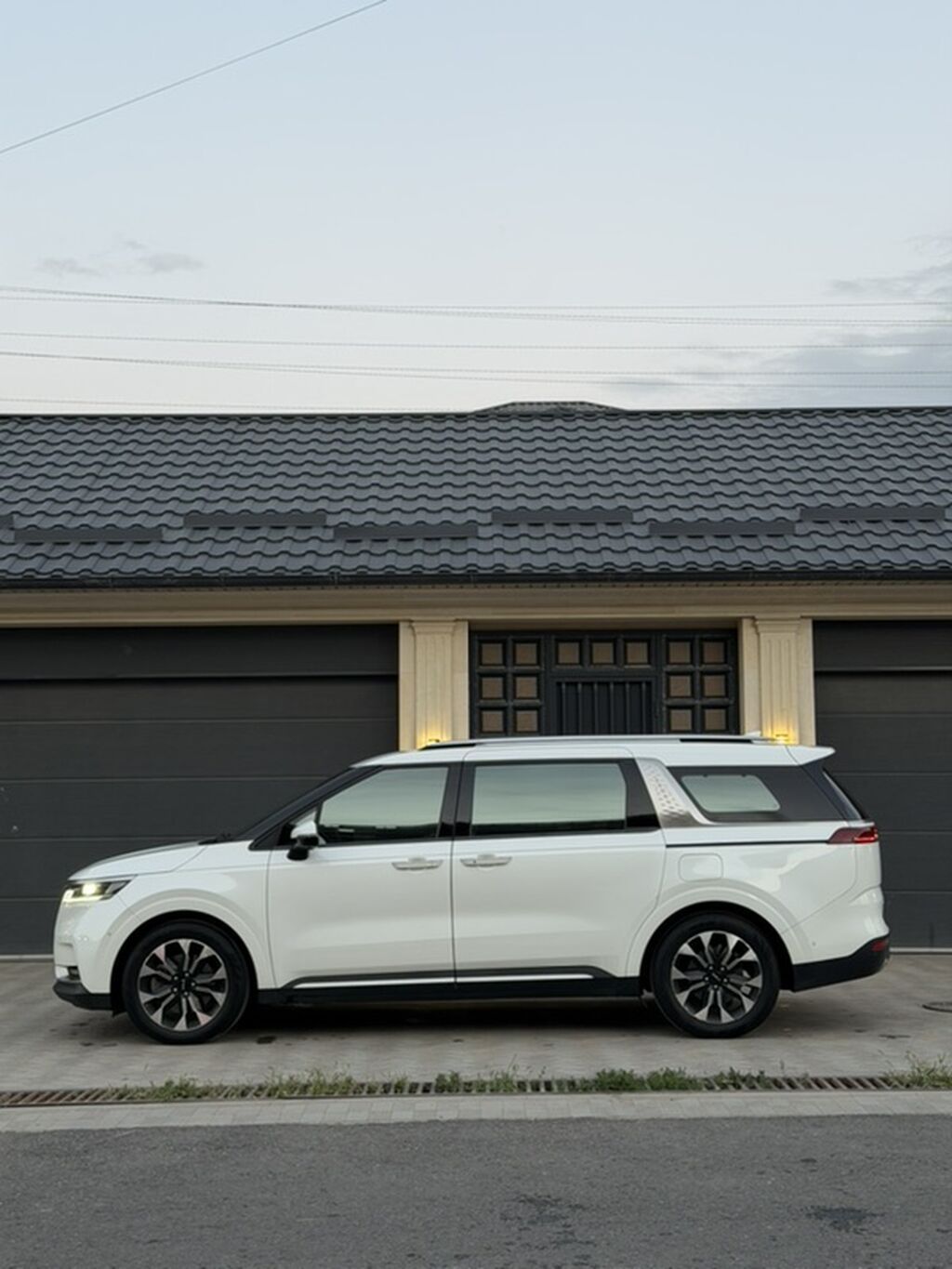 Kia Carnival: 2023 г., 2.2 л, Автомат, Дизель, Минивэн: фото 1