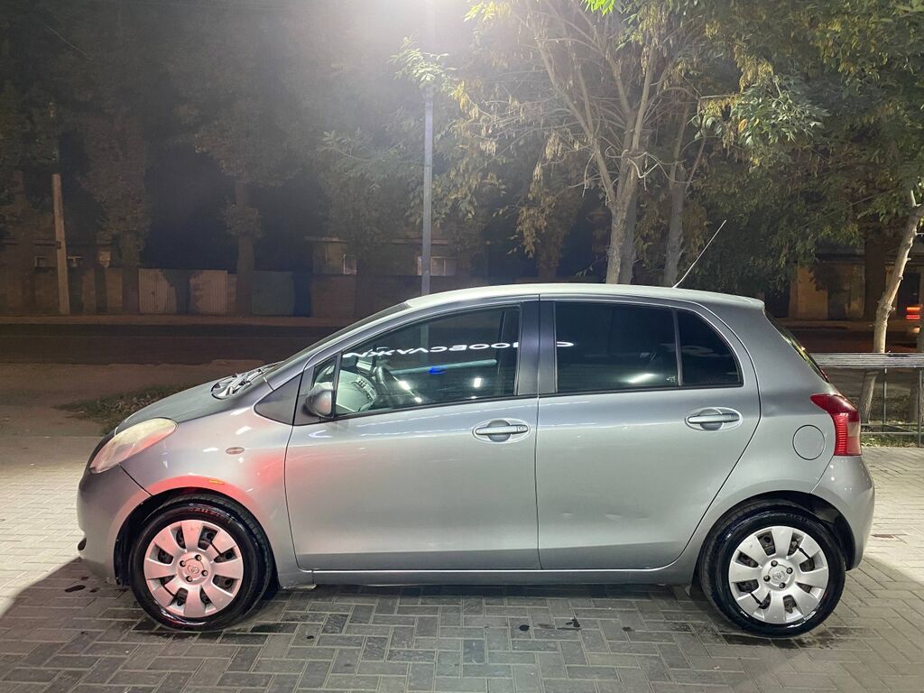 Toyota Yaris: 2006 г., 1.3 л, Робот, Бензин, Хэтчбэк: фото 2