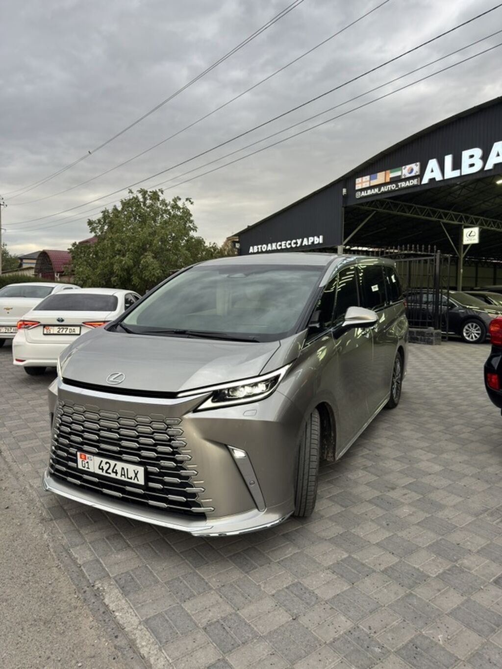 Lexus LM: 2025 г., 2.4 л, Автомат, Гибрид, Минивэн: фото 1