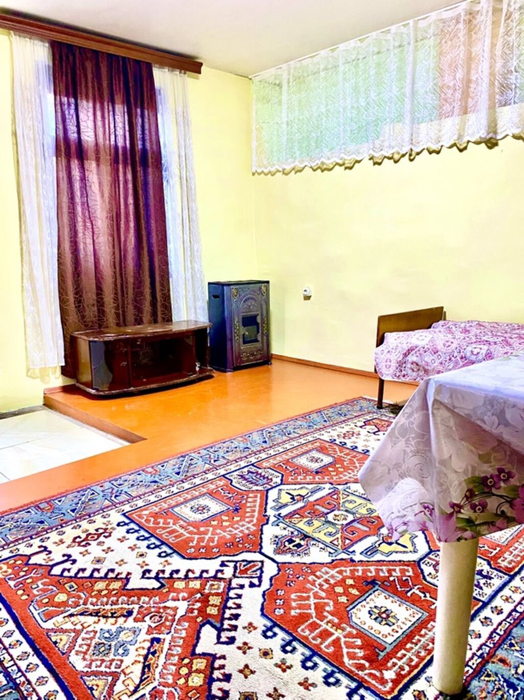 Orta temirli heyet evidi astanofkaya yaxin evdi. ev yalniz xanimlara