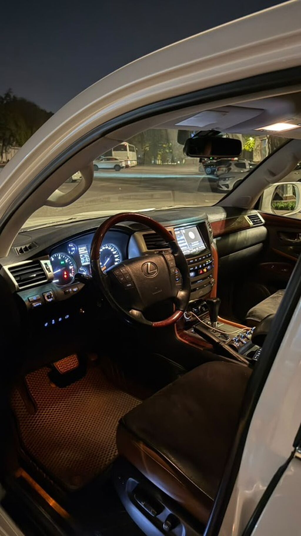 Lexus LX: 2012 г., 5.7 л, Автомат, Бензин, Внедорожник: фото 8