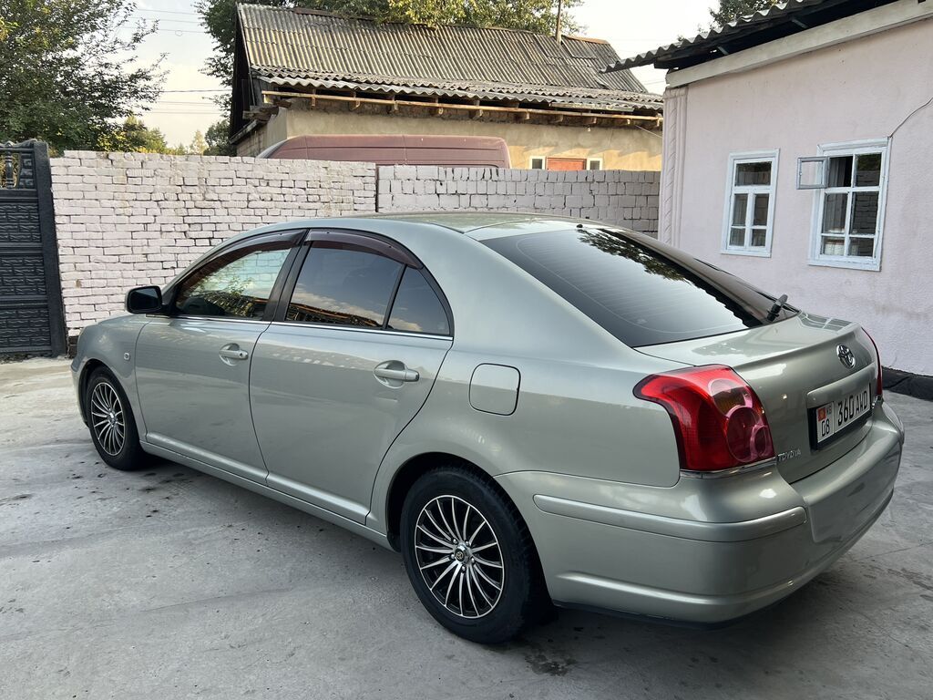 Toyota Avensis: 2003 г., 1.8 л, Механика, Бензин, Хэтчбэк: фото 2