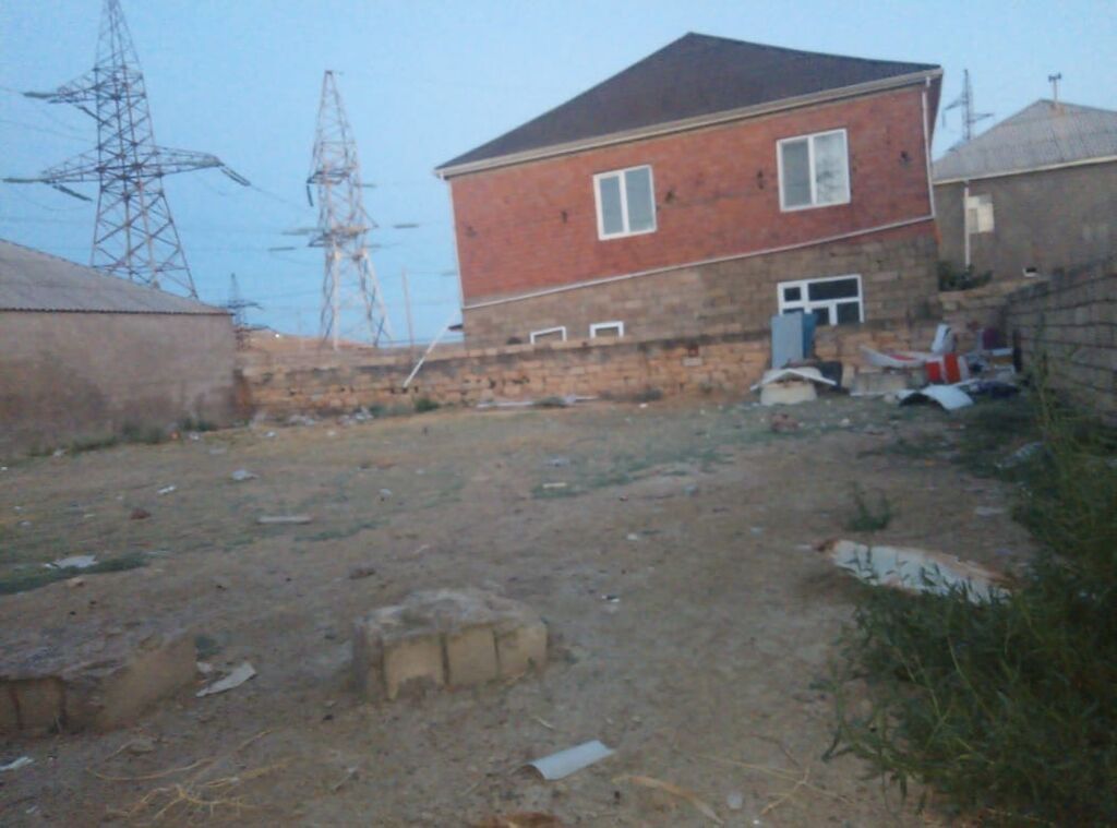 3 sot, Tikinti, Bələdiyyə