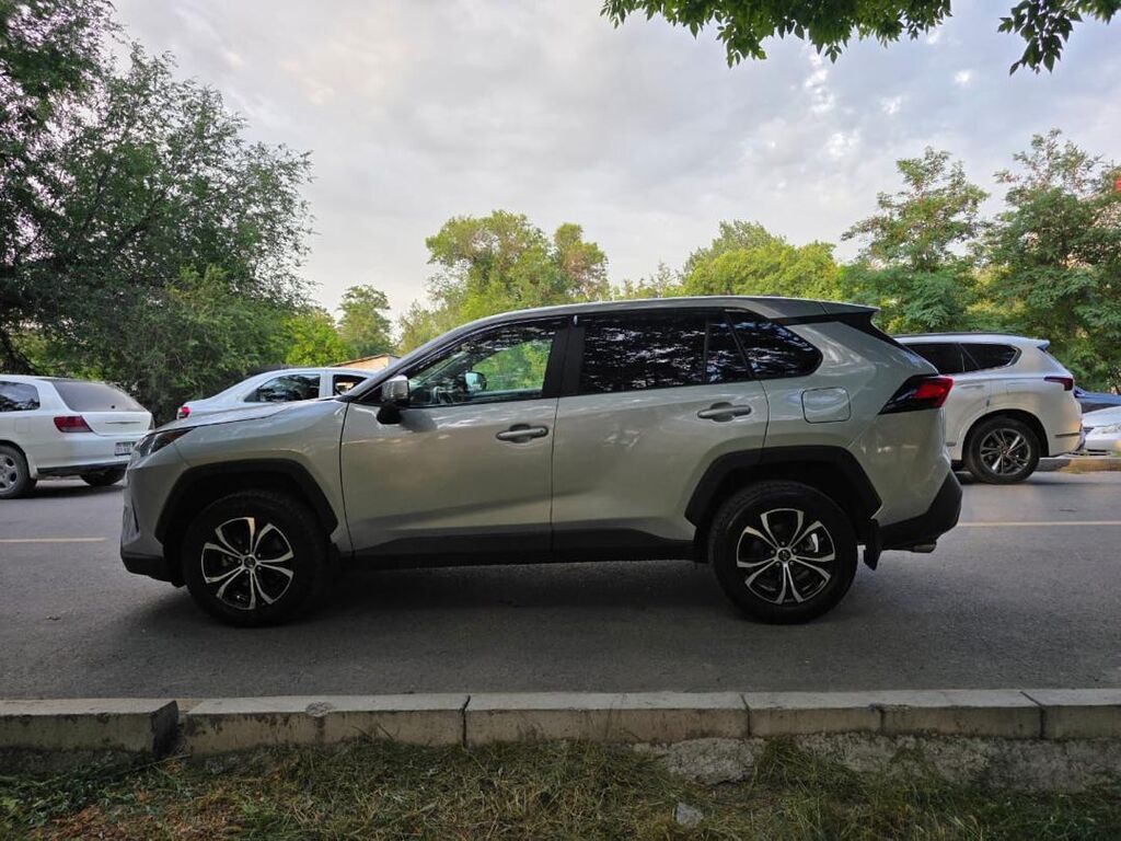 Toyota RAV4: 2022 г., 2.5 л, Автомат, Бензин, Кроссовер: фото 3