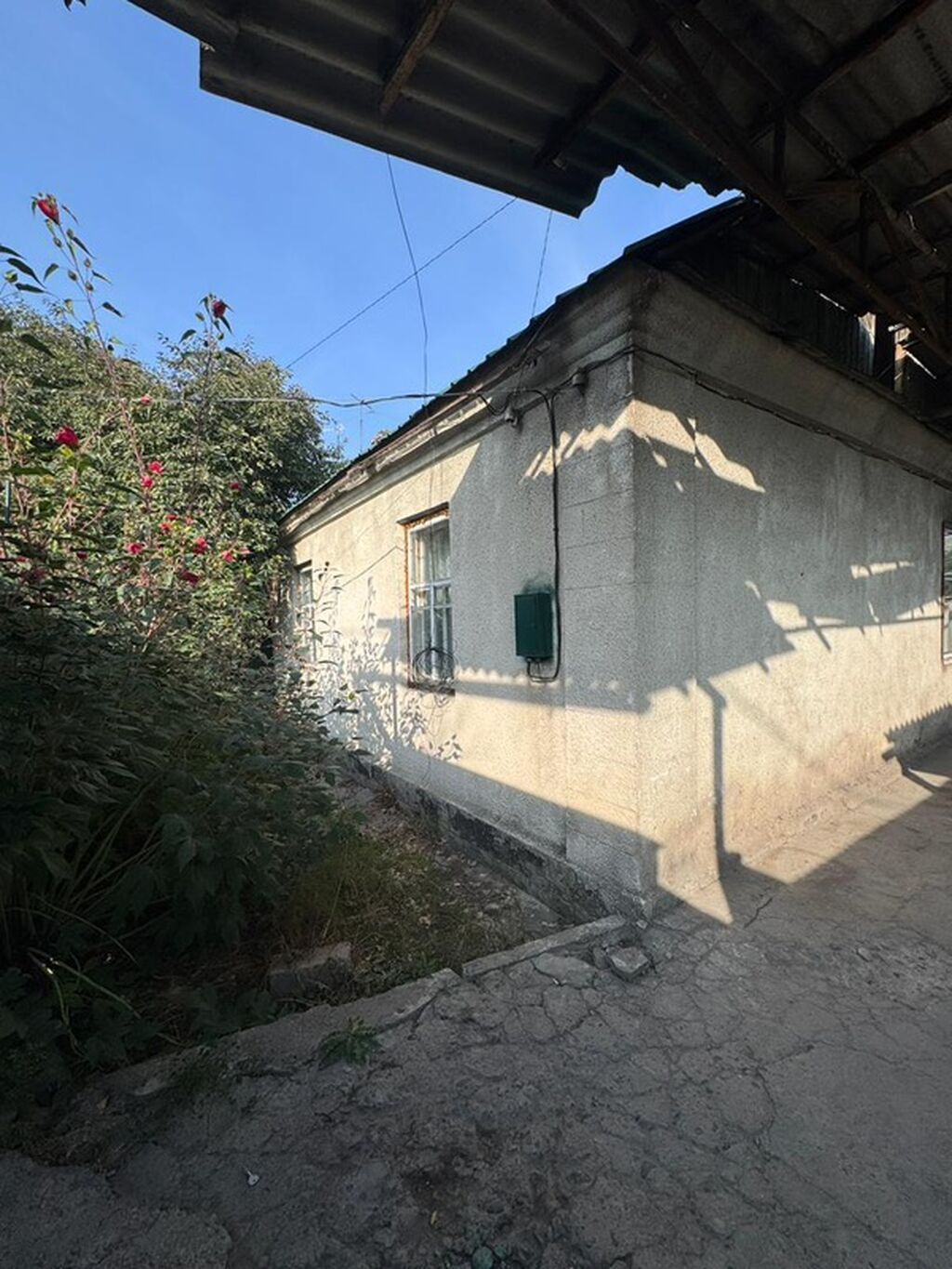 Продается компактный пол дома с крытым двором. 2 спальни,зал и кухня: фото 1