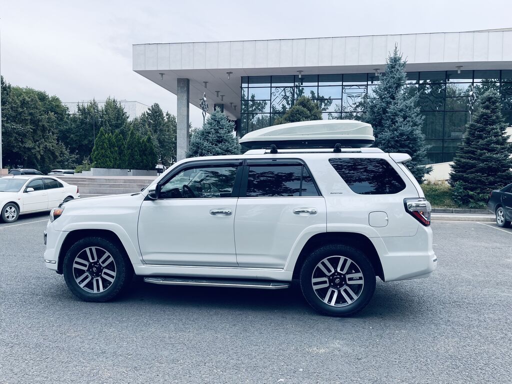 Toyota 4Runner: 2018 г., 4 л, Автомат, Газ, Внедорожник: фото 3