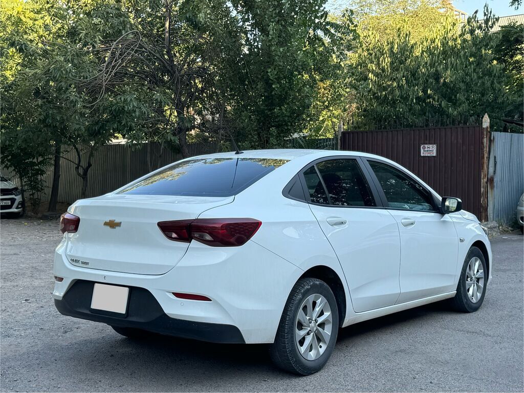 Chevrolet Onix: 2021 г., 1 л, Автомат, Бензин, Седан: фото 3