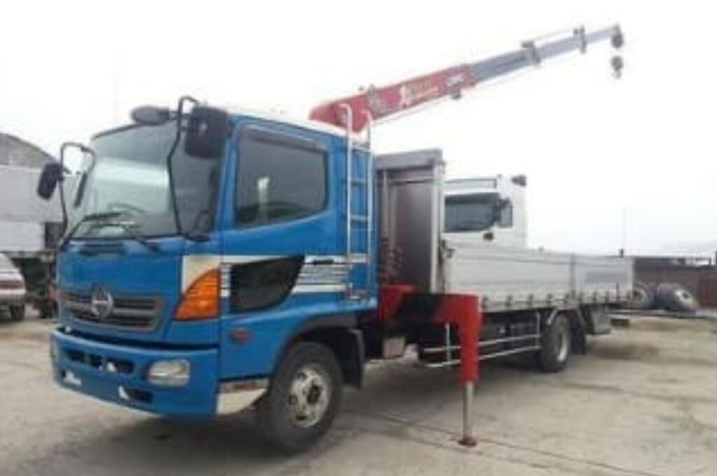 Услуги манипулятора во владимире. Манипулятор Hino Ranger 5т. Воровайка Хино рейнджер. Хино манипулятор 7 тонн. Кран манипулятор Hito Ranger