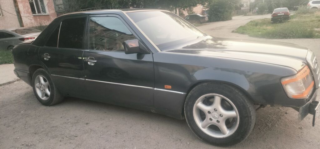 Mercedes-Benz W124: 1990 г., 2 л, Механика, Бензин, Седан: фото 2
