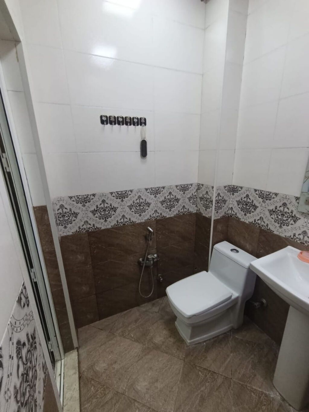 Elmlər Akademiyasi metro tam yani Qoc ət restoranın üstündəki daş 4