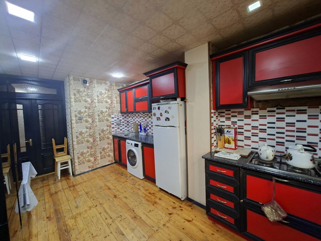 Bakı, Qaraçuxur qəs., 5 otaqlı, Köhnə tikili, 120 kv. m