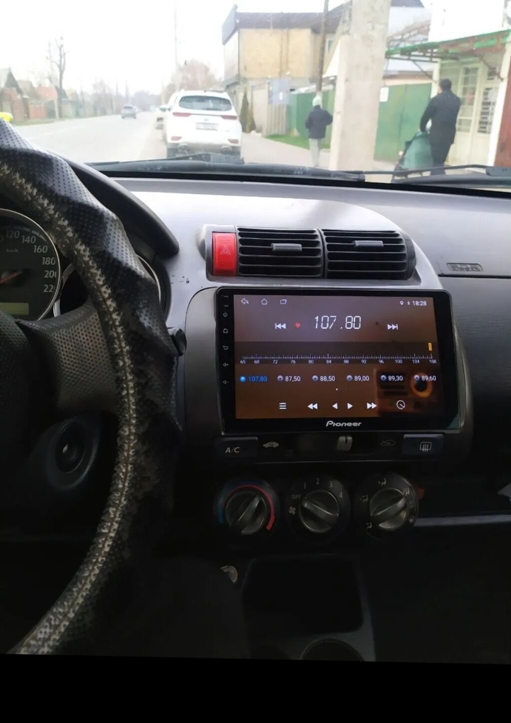 Honda Jazz: 2003 г., 1.4 л, Механика, Бензин, Хэтчбэк: фото 2