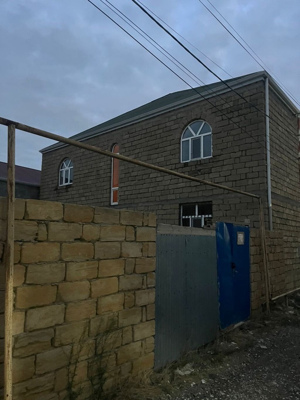 2 mərtəbəli daş tikili həyət evi - Tikinti materialı: qalın çay/şəhər