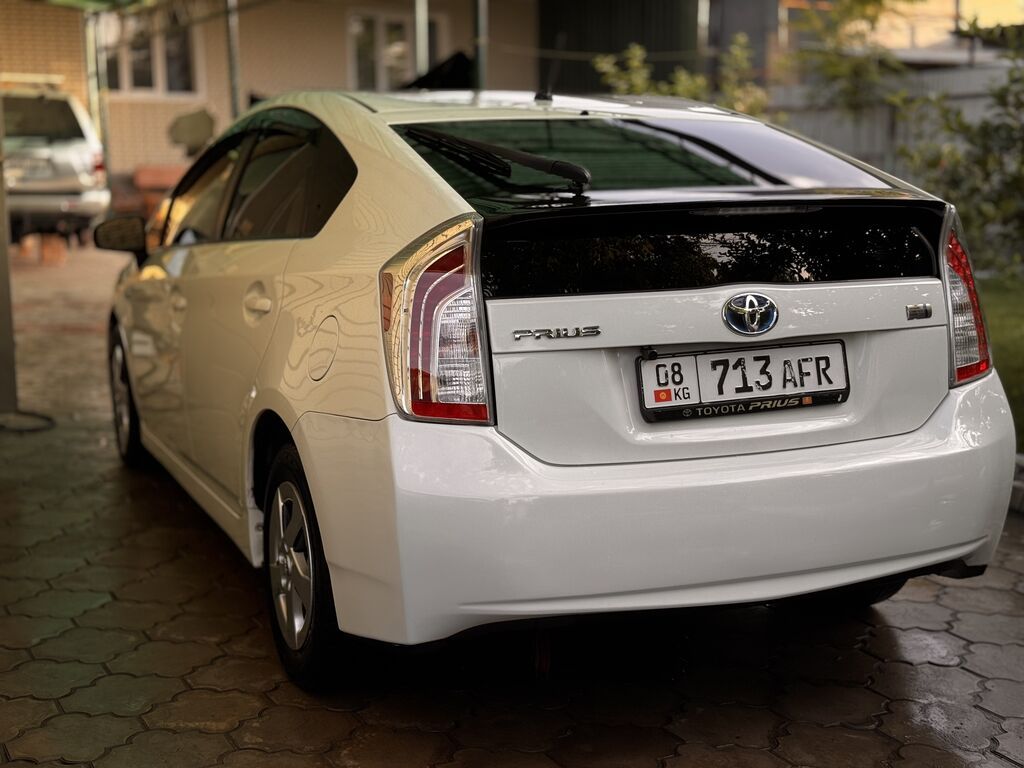 Toyota Prius: 2012 г., 1.8 л, Гибрид, Седан: фото 5