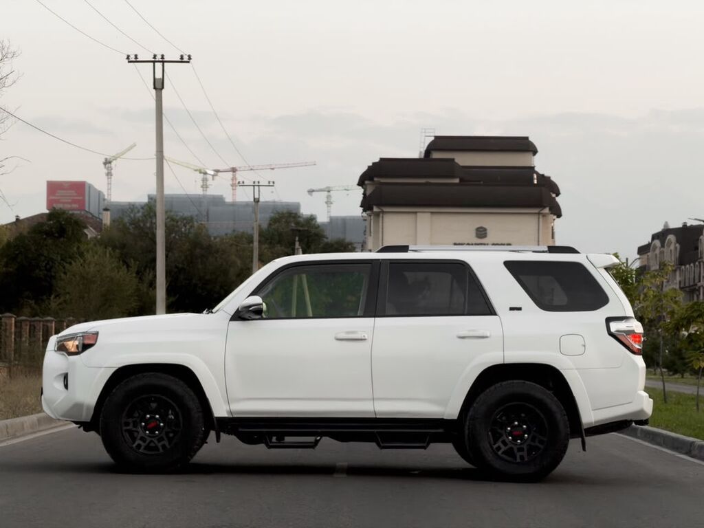 Toyota 4Runner: 2022 г., 4 л, Автомат, Бензин, Внедорожник: фото 3