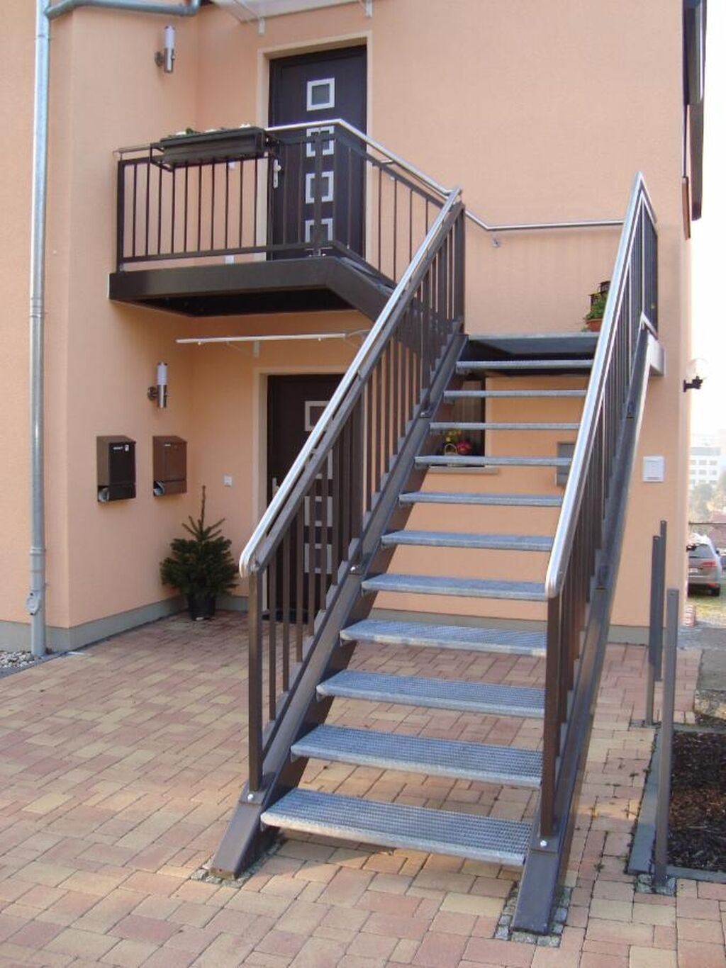 Уличные лестницы в дом на второй этаж. Металлическая лестница. Наружная металлическая лестница. Лестница металлическая уличная. Лестница наружная металлическая на второй этаж.