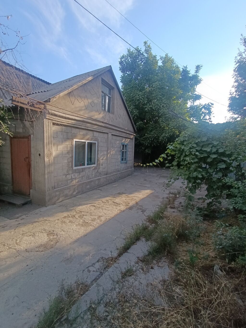 Продаётся частный дом с большим зелёным участком на первой линии. -