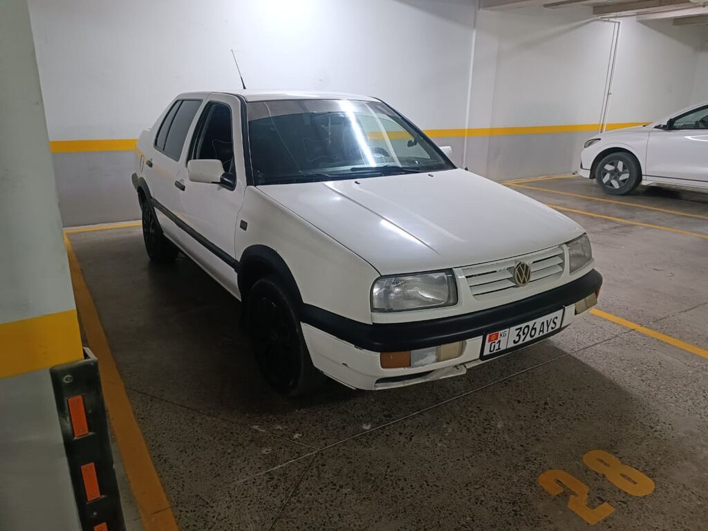 Volkswagen Vento: 1993 г., 1.8 л, Механика, Бензин, Седан: фото 2