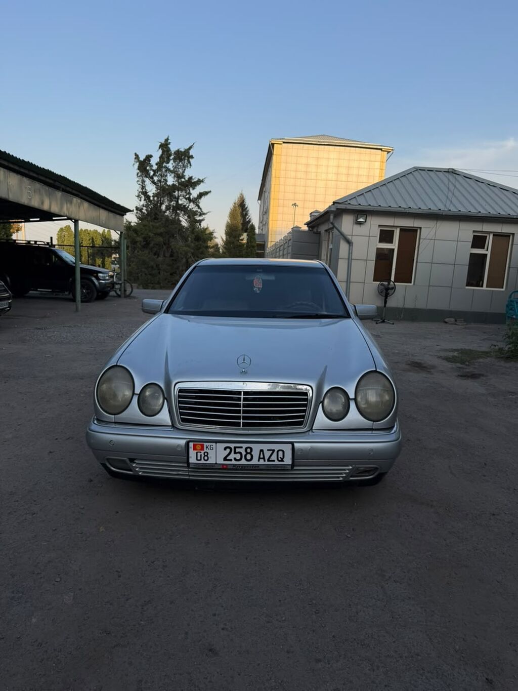 Mercedes-Benz E-Class: 1998 г., 2.4 л, Автомат, Бензин, Седан: фото 1