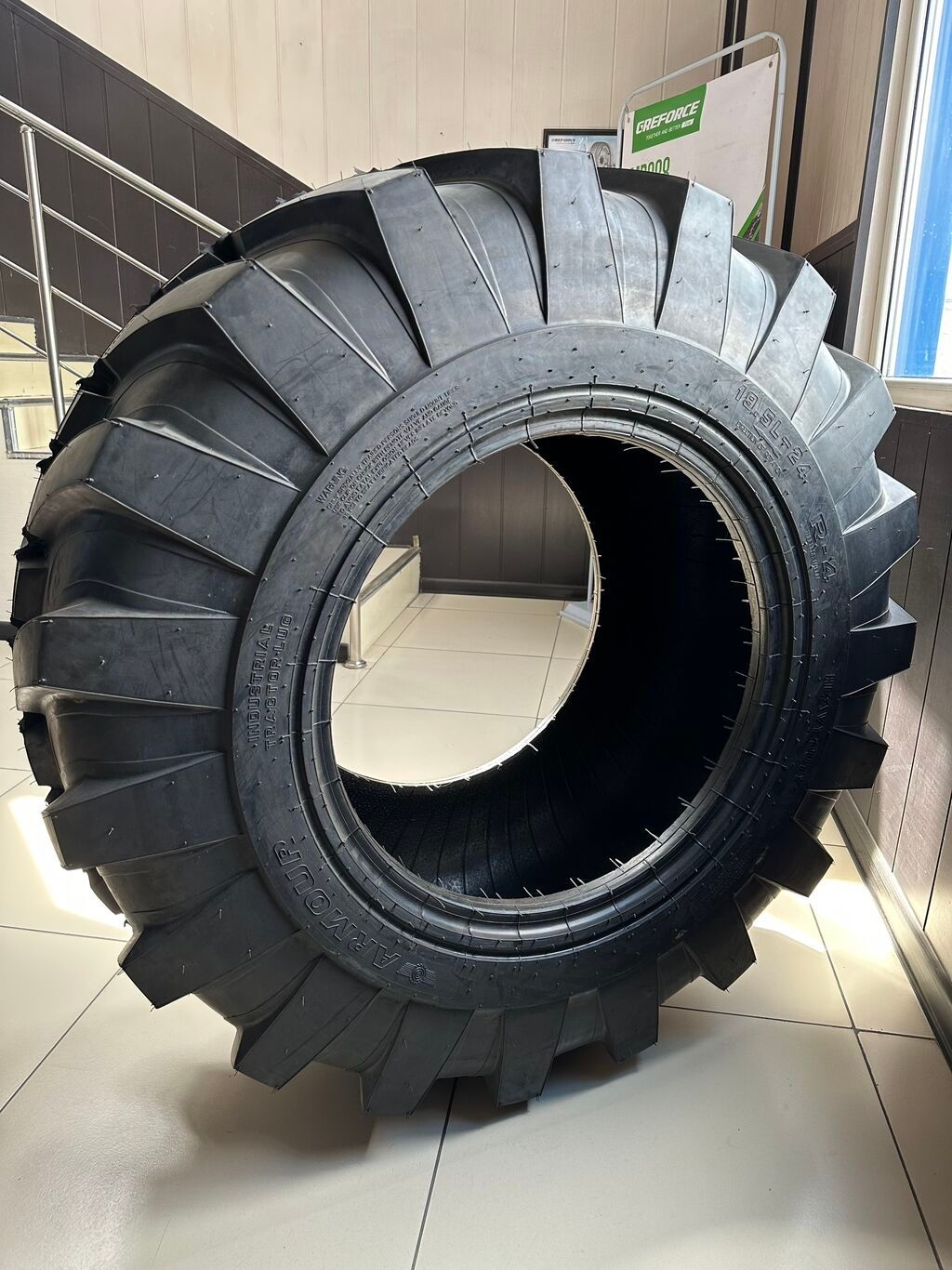 Шина Armour 19.5L-24 12PR R4 TL NHS для погрузчика Размер шины: фото 3