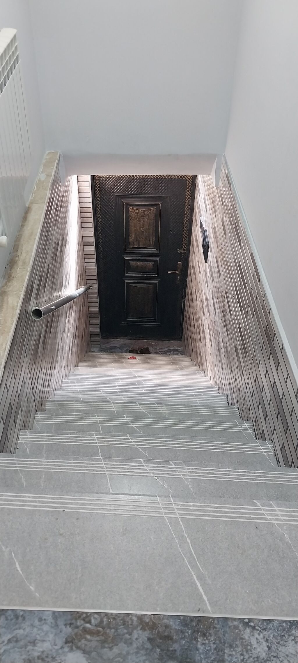 Kirayə mənzil – 2-ci mərtəbə, ayrı giriş - 2 otaqlı plan: geniş qonaq