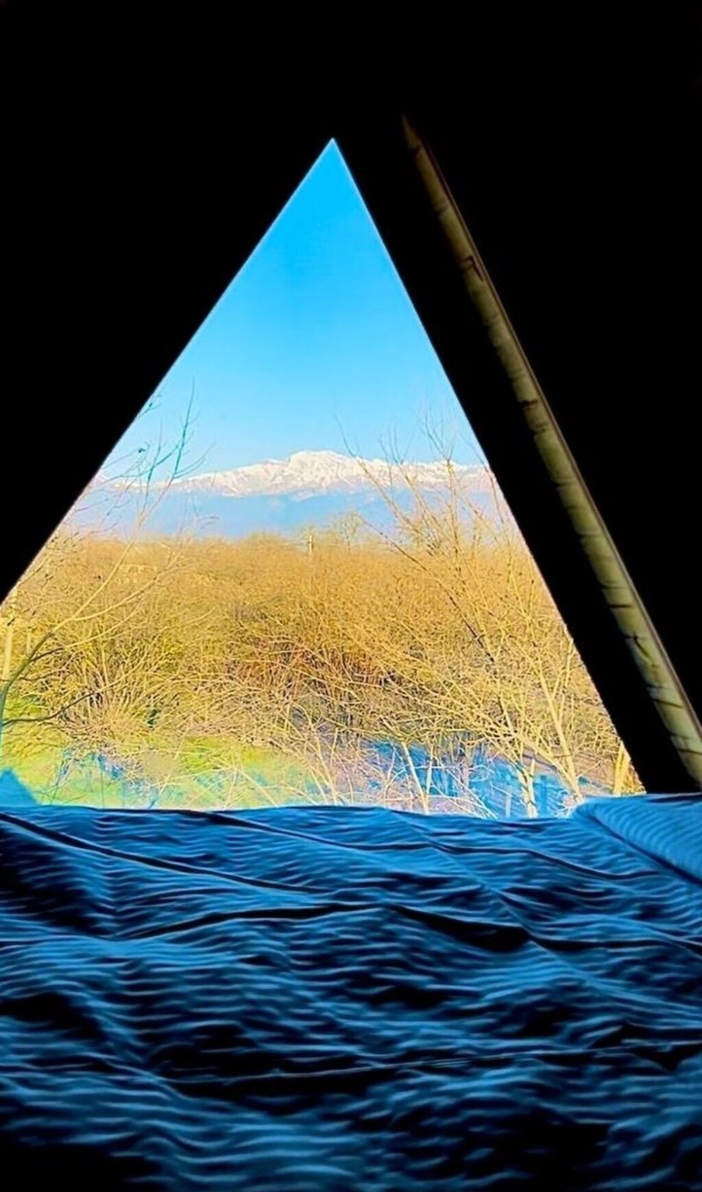A‑frame üslubunda, taxta memarlığa malik geniş kottec. Xarici məkan
